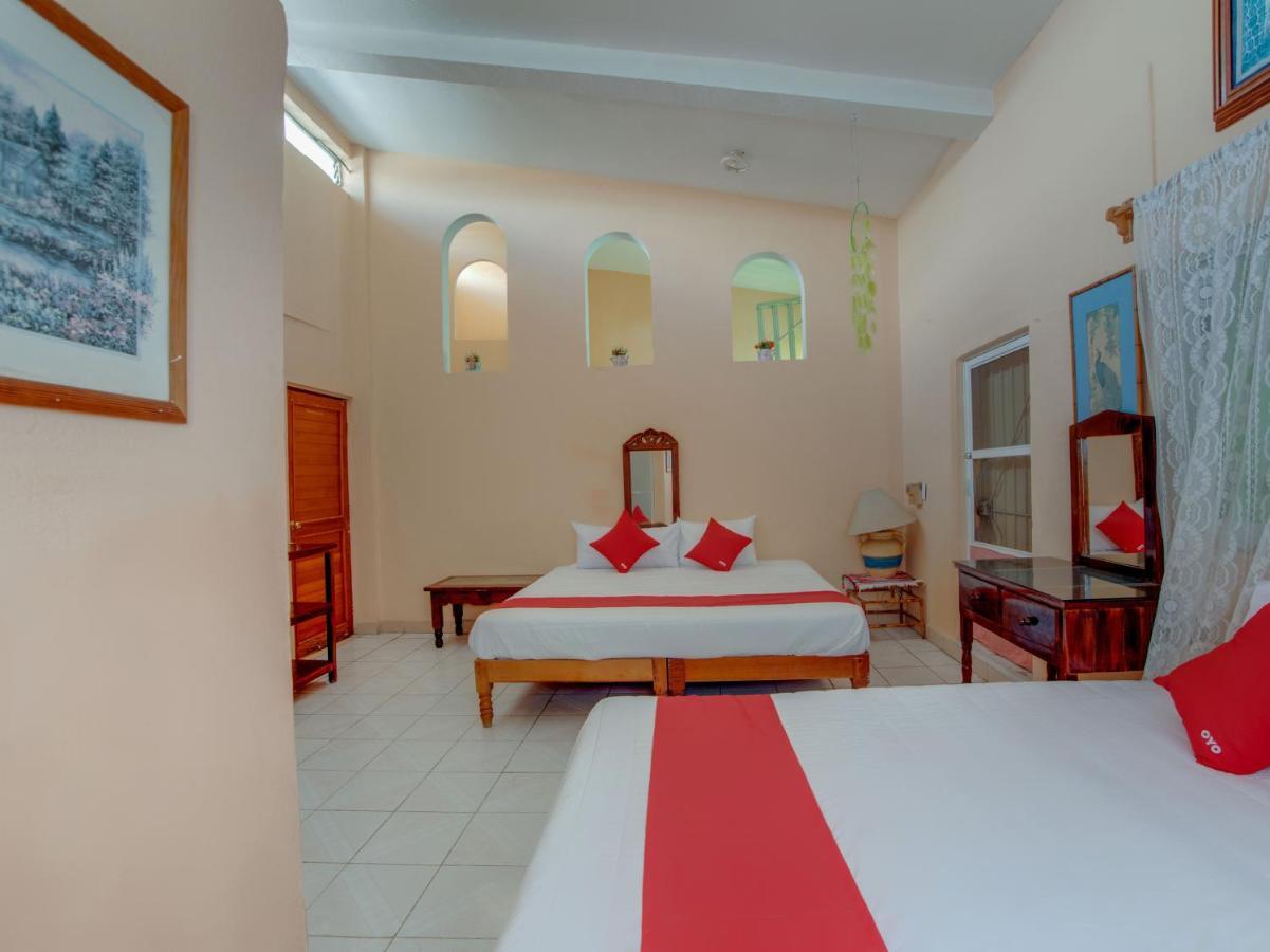 Oyo Hotel Casa Ada Сиуатанехо Экстерьер фото