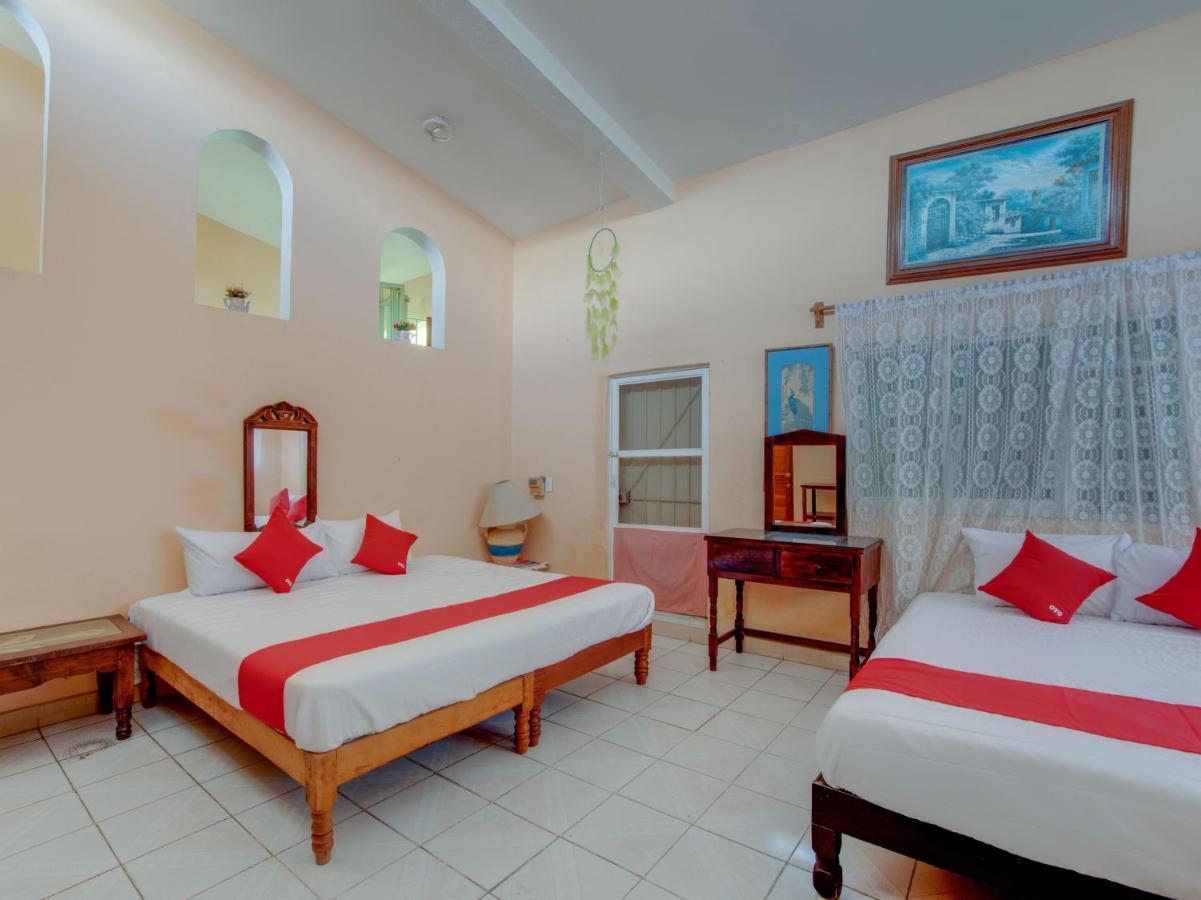 Oyo Hotel Casa Ada Сиуатанехо Экстерьер фото