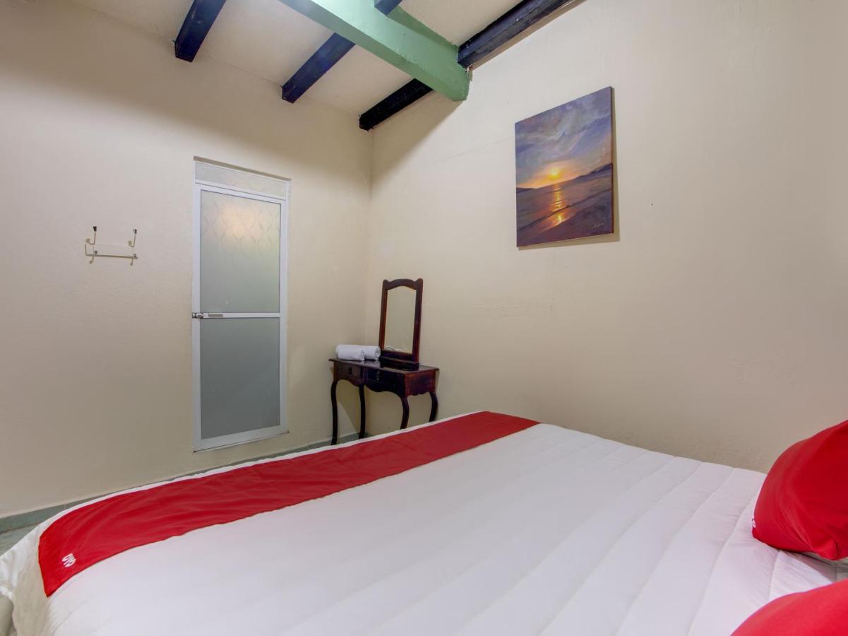 Oyo Hotel Casa Ada Сиуатанехо Экстерьер фото
